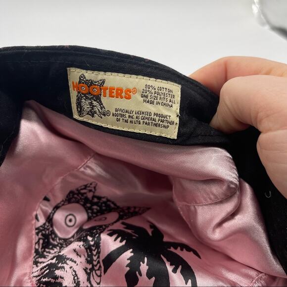 Hooters Cadet Style Cap. In excellent condition!! - Picture 5 of 7